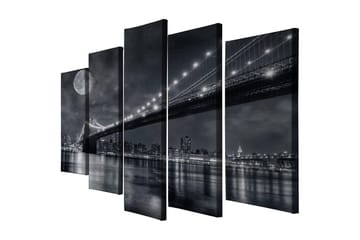 Stort lerretsbilde i 5 deler 105x70 cm - Svart-hvitt bybilde med bro og måne om natten - Svart / Grå / Hvit - Interiør - Maleri & posters - Lerretsbilder