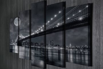 Stort lerretsbilde i 5 deler 105x70 cm - Svart-hvitt bybilde med bro og måne om natten - Svart / Grå / Hvit - Interiør - Maleri & posters - Lerretsbilder