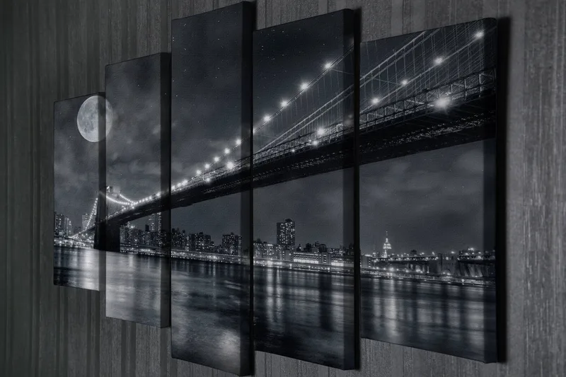 Stort lerretsbilde i 5 deler 105x70 cm - Svart-hvitt bybilde med bro og måne om natten - Svart / Grå / Hvit - Interiør - Maleri & posters - Lerretsbilder