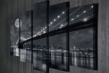 Stort lerretsbilde i 5 deler 105x70 cm - Svart-hvitt bybilde med bro og måne om natten - Svart / Grå / Hvit - Interiør - Maleri & posters - Lerretsbilder