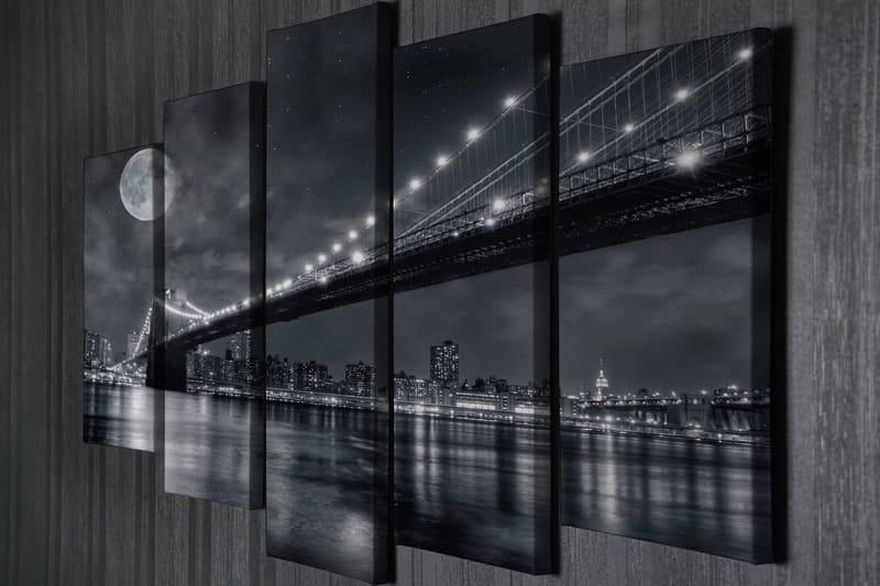 Stort lerretsbilde i 5 deler 105x70 cm - Svart-hvitt bybilde med bro og måne om natten - Svart / Grå / Hvit - Interiør - Maleri & posters - Lerretsbilder