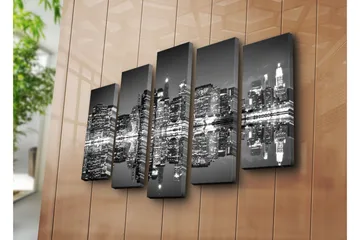 Stort lerretsbilde i 5 deler 105x70 cm - Svart-hvitt bybilde med refleksjoner i vannet - Svart / Hvit / Grå - Interiør - Maleri & posters - Lerretsbilder