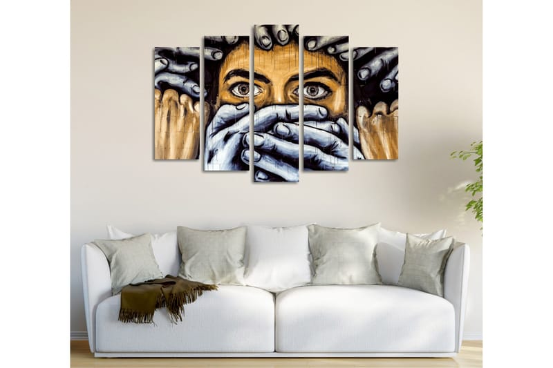 Stort lerretsbilde i 5 deler 105x70 cm - Uttrykksfullt ansikt med hender som dekker munnen - Svart / Hudfarge / Grå - Interiør - Maleri & posters - Lerretsbilder