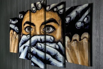 Stort lerretsbilde i 5 deler 105x70 cm - Uttrykksfullt ansikt med hender som dekker munnen - Svart / Hudfarge / Grå - Interiør - Maleri & posters - Lerretsbilder