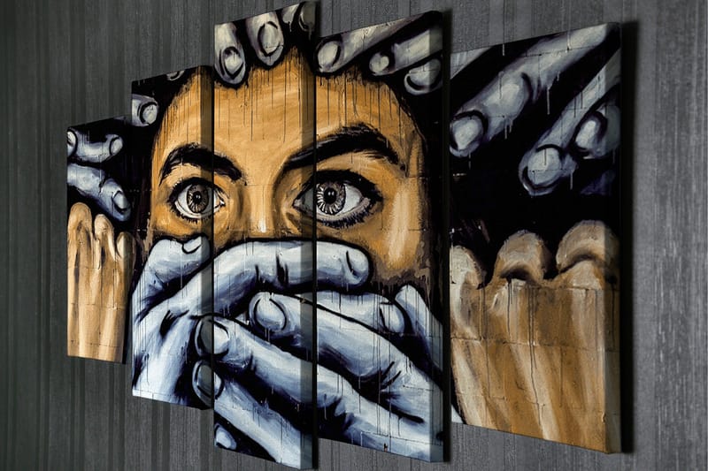 Stort lerretsbilde i 5 deler 105x70 cm - Uttrykksfullt ansikt med hender som dekker munnen - Svart / Hudfarge / Grå - Interiør - Maleri & posters - Lerretsbilder