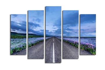 Stort lerretsbilde i 5 deler 105x70 cm - Vakker landevei omgitt av lilla blomster og dramatiske skyer - Lilla / Blå / Grå - Interiør - Maleri & posters - Lerretsbilder