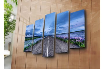 Stort lerretsbilde i 5 deler 105x70 cm - Vakker landevei omgitt av lilla blomster og dramatiske skyer - Lilla / Blå / Grå - Interiør - Maleri & posters - Lerretsbilder