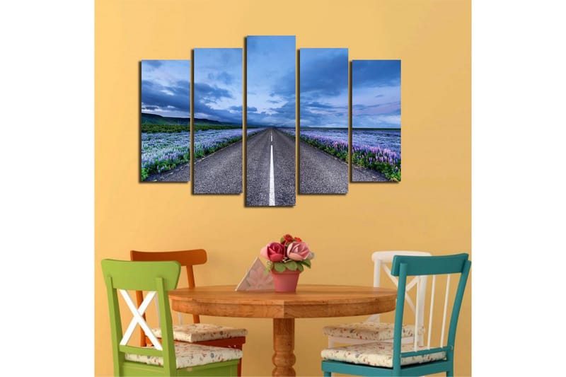 Stort lerretsbilde i 5 deler 105x70 cm - Vakker landevei omgitt av lilla blomster og dramatiske skyer - Lilla / Blå / Grå - Interiør - Maleri & posters - Lerretsbilder