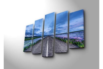 Stort lerretsbilde i 5 deler 105x70 cm - Vakker landevei omgitt av lilla blomster og dramatiske skyer - Lilla / Blå / Grå - Interiør - Maleri & posters - Lerretsbilder