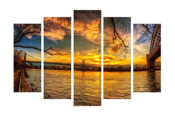Stort lerretsbilde i 5 deler 105x70 cm - Vakker solnedgang over en bro med refleksjoner i vannet - Gull / Oransje / Blå - Interiør - Maleri & posters - Lerretsbilder
