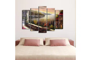 Stort lerretsbilde i 5 deler 105x70 cm - Vakker utsikt over en innsjø med omkringliggende fjell og hus i lyset av solnedgangen - Gull / Grønn / Terrakotta - Interiør - Maleri & posters - Lerretsbilder