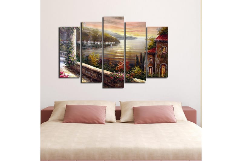 Stort lerretsbilde i 5 deler 105x70 cm - Vakker utsikt over en innsjø med omkringliggende fjell og hus i lyset av solnedgangen - Gull / Grønn / Terrakotta - Interiør - Maleri & posters - Lerretsbilder