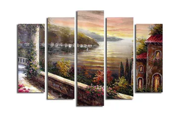 Stort lerretsbilde i 5 deler 105x70 cm - Vakker utsikt over en innsjø med omkringliggende fjell og hus i lyset av solnedgangen - Gull / Grønn / Terrakotta - Interiør - Maleri & posters - Lerretsbilder