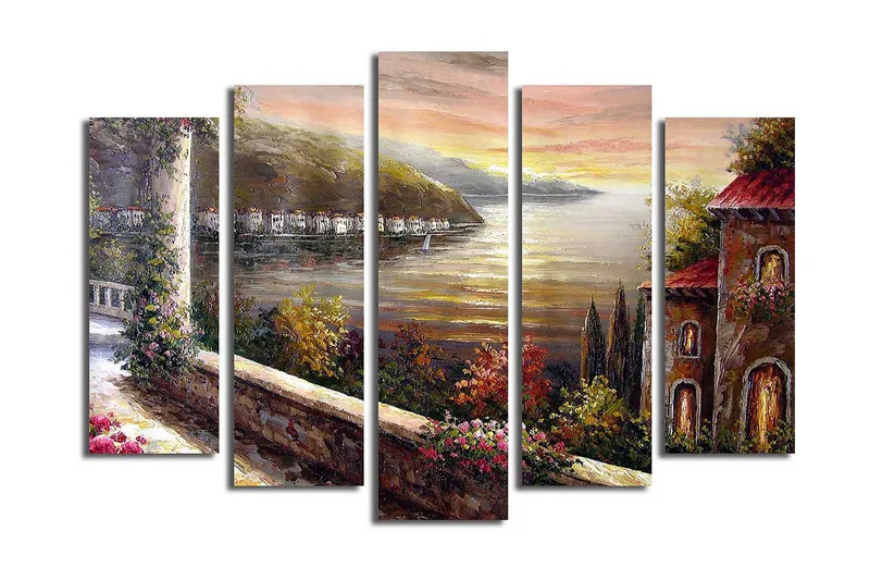 Stort lerretsbilde i 5 deler 105x70 cm - Vakker utsikt over en innsjø med omkringliggende fjell og hus i lyset av solnedgangen - Gull / Grønn / Terrakotta - Interiør - Maleri & posters - Lerretsbilder