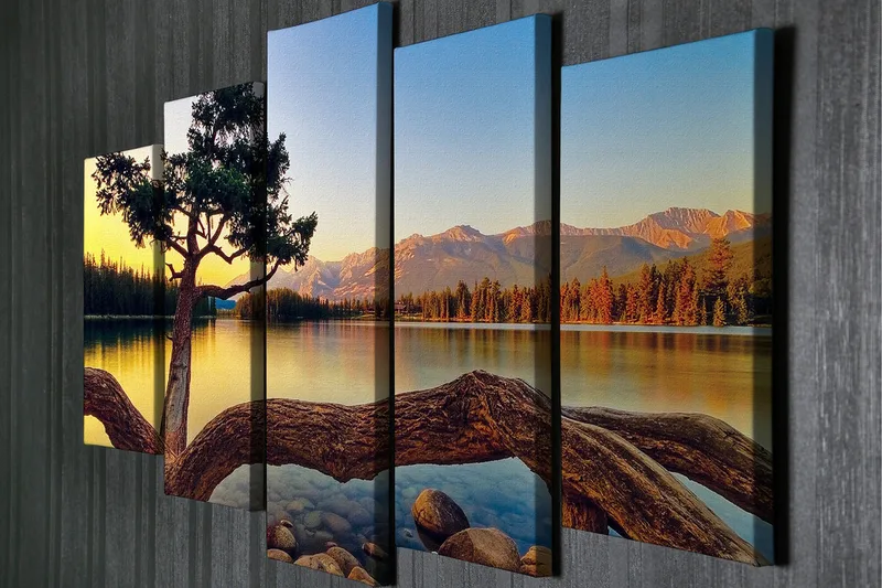 Stort lerretsbilde i 5 deler 105x70 cm - Vakkert innsjølandskap med en ensom trekrone ved vannet - Grønn / Blå / Brun - Interiør - Maleri & posters - Lerretsbilder