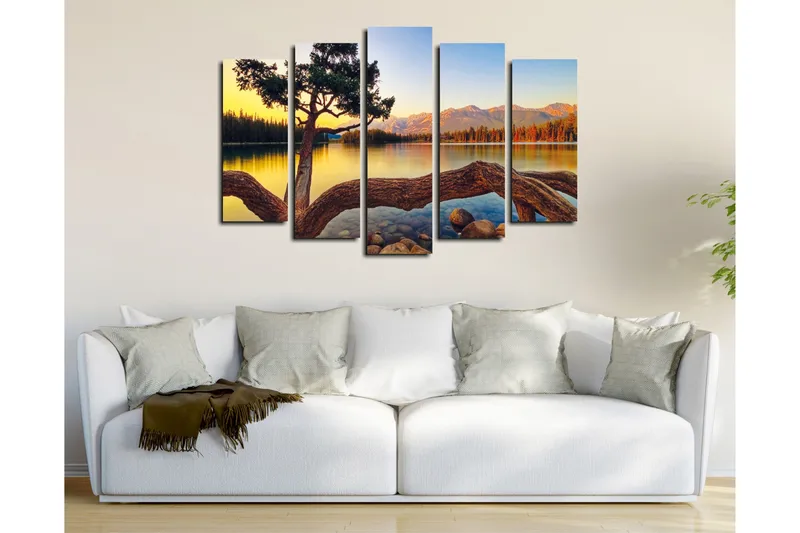 Stort lerretsbilde i 5 deler 105x70 cm - Vakkert innsjølandskap med en ensom trekrone ved vannet - Grønn / Blå / Brun - Interiør - Maleri & posters - Lerretsbilder