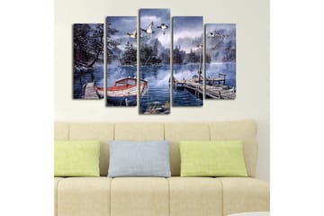 Stort lerretsbilde i 5 deler 105x70 cm - Vinterlandskap med båt på en rolig innsjø - Blå / Hvit / Grå - Interiør - Maleri & posters - Lerretsbilder