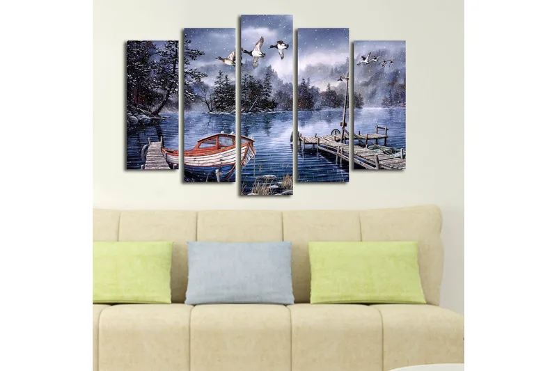 Stort lerretsbilde i 5 deler 105x70 cm - Vinterlandskap med båt på en rolig innsjø - Blå / Hvit / Grå - Interiør - Maleri & posters - Lerretsbilder