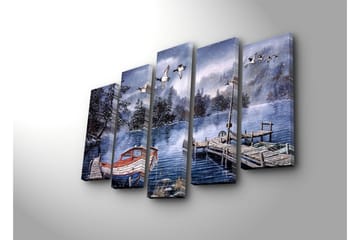 Stort lerretsbilde i 5 deler 105x70 cm - Vinterlandskap med båt på en rolig innsjø - Blå / Hvit / Grå - Interiør - Maleri & posters - Lerretsbilder