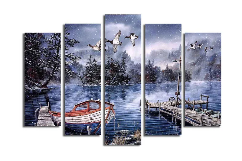 Stort lerretsbilde i 5 deler 105x70 cm - Vinterlandskap med båt på en rolig innsjø - Blå / Hvit / Grå - Interiør - Maleri & posters - Lerretsbilder