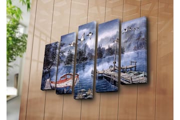 Stort lerretsbilde i 5 deler 105x70 cm - Vinterlandskap med båt på en rolig innsjø - Blå / Hvit / Grå - Interiør - Maleri & posters - Lerretsbilder