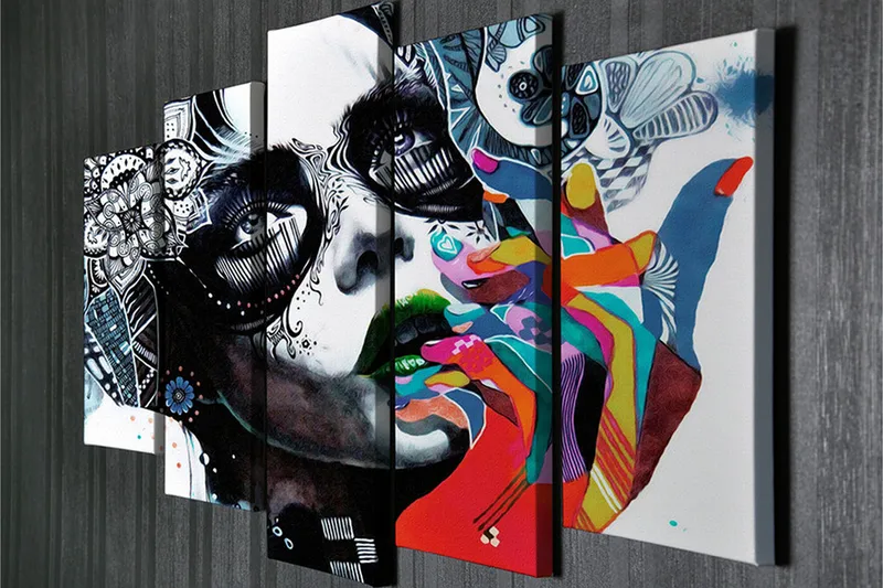 Stort lerretsbilde i 5 deler 105x70 cm - Portrett av en kvinne med fargerik hånd og detaljert ansiktsmaling - Svart / Grønn / Rød - Interiør - Maleri & posters - Lerretsbilder