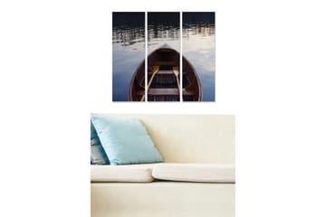 Trelerretsbilde 3-delt 50x70 cm - Båt som ligger stille på det speilblanke vannet - Mørk blå / Brun / Grå - Interiør - Maleri & posters - Lerretsbilder