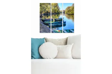 Trelerretsbilde 3-delt 50x70 cm - Båter på en speilblank innsj ø med omkringliggende grøntområder - Grønn / Blå / Brun - Interiør - Maleri & posters - Lerretsbilder