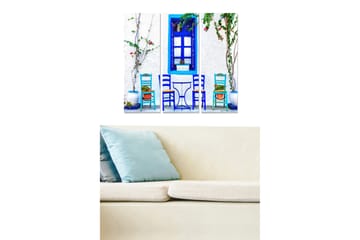 Trelerretsbilde 3-delt 50x70 cm - Blå stoler og bord i et solrikt utemiljø - Blå / Hvit / Grønn - Interiør - Maleri & posters - Lerretsbilder