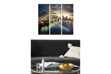 Trelerretsbilde 3-delt 50x70 cm - Bysilhuett ved solnedgang med bro og refleksjoner i vannet - Mørk blå / Gull / Grå - Interiør - Maleri & posters - Lerretsbilder