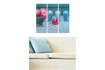 Trelerretsbilde 3-delt 50x70 cm - Fargerik blomsterbukett i en bolle med stearinlys i bakgrunnen - Rosa / Blå / Grønn - Interiør - Maleri & posters - Lerretsbilder