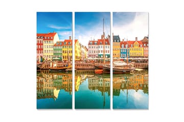 Trelerretsbilde 3-delt 50x70 cm - Fargerik havn med tradisjonelle hus og båter - Blå / Gul / Rød - Interiør - Maleri & posters - Lerretsbilder