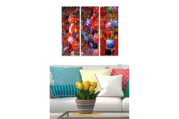 Trelerretsbilde 3-delt 50x70 cm - Fargerike lykter hengende i et livlig markedsmiljø - Rød / Blå / Gull - Interiør - Maleri & posters - Lerretsbilder