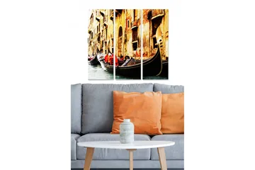 Trelerretsbilde 3-delt 50x70 cm - Gondoler i en venetiansk kanal med fargerike klær - Gull / Rød / Svart - Interiør - Maleri & posters - Lerretsbilder