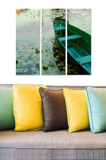 Trelerretsbilde 3-delt 50x70 cm - Grønn båt på speilblankt vann med vannliljer - Grønn / Blå / Beige - Interiør - Maleri & posters - Lerretsbilder