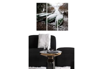 Trelerretsbilde 3-delt 50x70 cm - Grønne malte båter dekket av snø på en rolig bekk - Grønn / Hvit / Brun - Interiør - Maleri & posters - Lerretsbilder