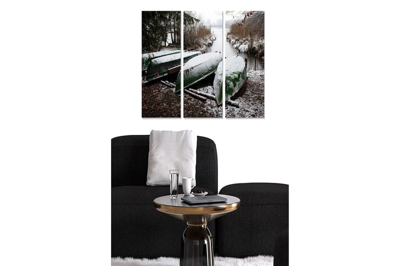 Trelerretsbilde 3-delt 50x70 cm - Grønne malte båter dekket av snø på en rolig bekk, Grønn / Hvit / Brun