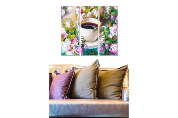 Trelerretsbilde 3-delt 50x70 cm - Kopp kaffe omgitt av fargerike blomster - Grønn / Rosa / Hvit - Interiør - Maleri & posters - Lerretsbilder