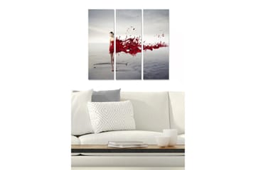 Trelerretsbilde 3-delt 50x70 cm - Kvinne i rød kjole står ved vannet med fargeeksplosjon av rød væske - Rød / Grå / Beige - Interiør - Maleri & posters - Lerretsbilder