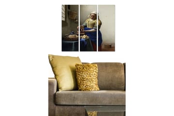 Trelerretsbilde 3-delt 50x70 cm - Kvinne som heller melk i en bolle ved et bord - Blå / Gul / Brun - Interiør - Maleri & posters - Lerretsbilder