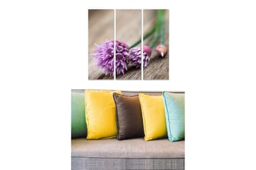 Trelerretsbilde 3-delt 50x70 cm - Lilla blomster med grønne stilker på en treflate - Lilla / Grønn / Brun - Interiør - Maleri & posters - Lerretsbilder