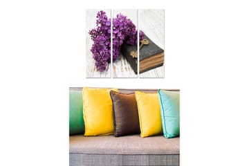 Trelerretsbilde 3-delt 50x70 cm - Lilla syriner i en vakker komposisjon med en gammel bok og nøkkel - Lilla / Svart / Brun - Interiør - Maleri & posters - Lerretsbilder