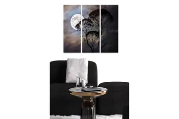 Trelerretsbilde 3-delt 50x70 cm - Månen skinner over silhuetter av trær i en dramatisk himmel - Mørk blå / Svart / Grå - Interiør - Maleri & posters - Lerretsbilder