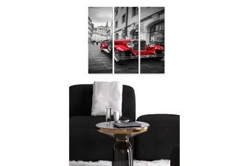 Trelerretsbilde 3-delt 50x70 cm - Rød klassisk bil på en gammel bygate - Rød / Svart / Grå - Interiør - Maleri & posters - Lerretsbilder