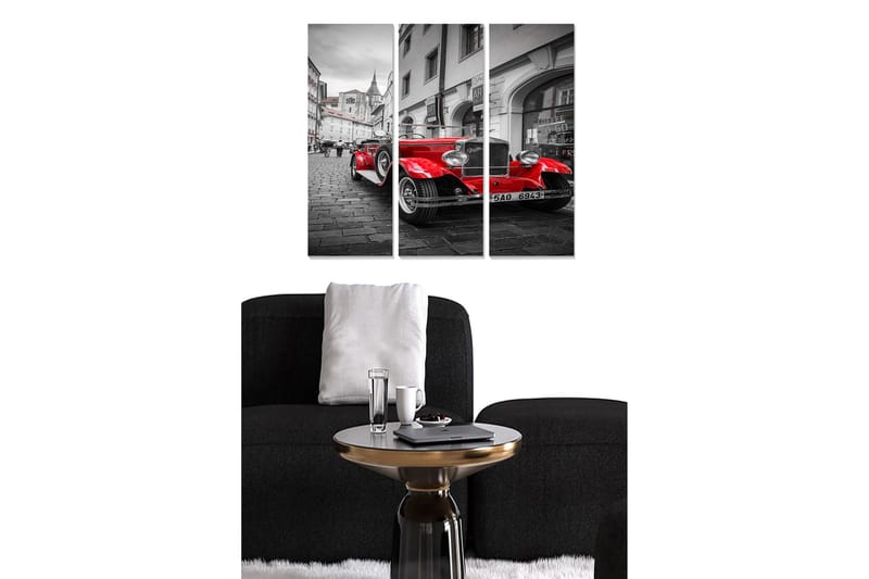 Trelerretsbilde 3-delt 50x70 cm - Rød klassisk bil på en gammel bygate, Rød / Svart / Grå