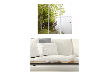 Trelerretsbilde 3-delt 50x70 cm - Ro ved sjøen med båter og frodige trær - Grønn / Brun / Grå - Interiør - Maleri & posters - Lerretsbilder