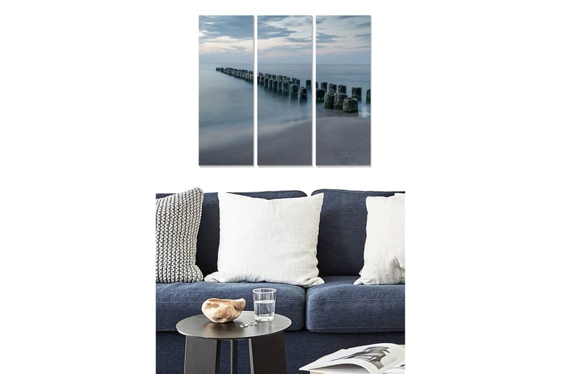 Trelerretsbilde 3-delt 50x70 cm - Ro ved sjøen med en rekke med pæler i vannet, Blå / Grå / Grønn