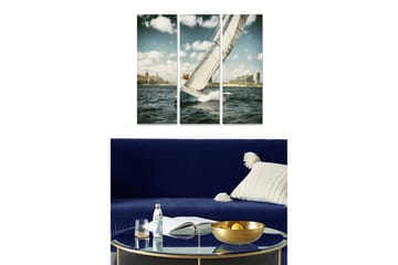 Trelerretsbilde 3-delt 50x70 cm - Seilbåt som navigerer gjennom bølgene i et urbant miljø - Blå / Hvit / Beige - Interiør - Maleri & posters - Lerretsbilder