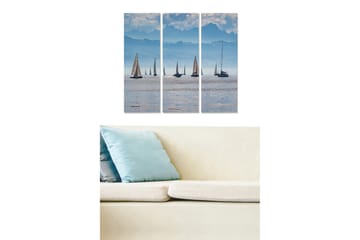 Trelerretsbilde 3-delt 50x70 cm - Seilbåter på en speilblank innsjø med fjerne fjell i bakgrunnen - Lyseblå / Mørkeblå / Hvit - Interiør - Maleri & posters - Lerretsbilder