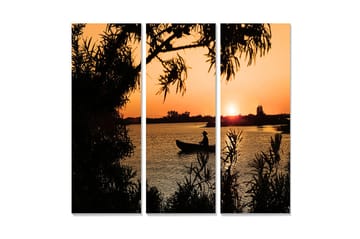 Trelerretsbilde 3-delt 50x70 cm - Silhuett av en mann i en båt ved solnedgang - Oransje / Svart - Interiør - Maleri & posters - Lerretsbilder